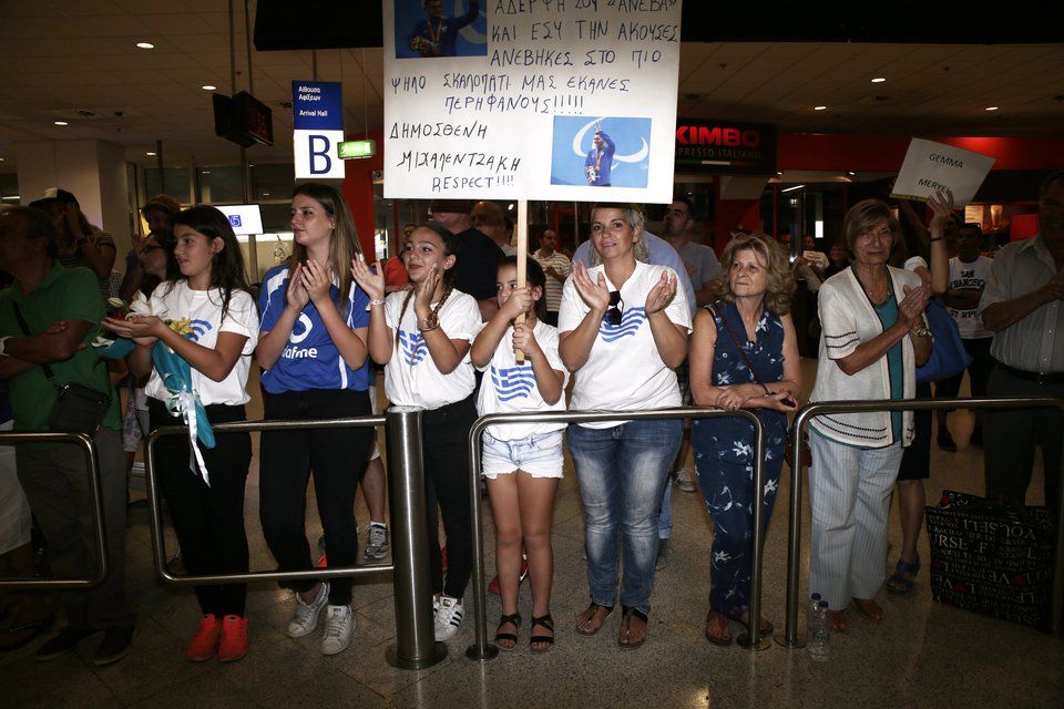 Πάτησαν... Ελλάδα οι ήρωες της Παραολυμπιακής ομάδας – Επική εμφάνιση Μάμαλου [εικόνες] | iefimerida.gr 0