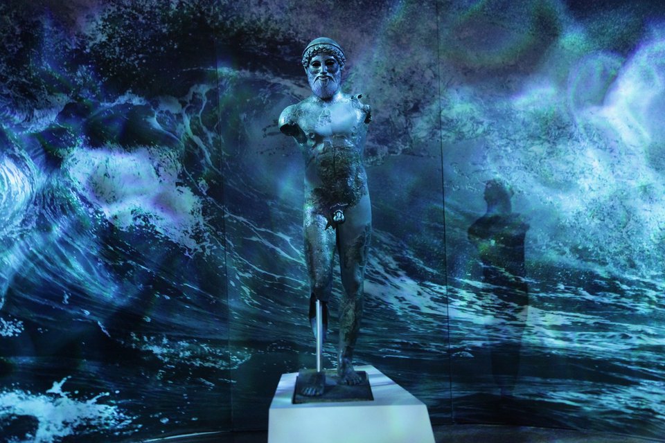 «Οδύσσειες» στο Αρχαιολογικό Μουσείο: Mε μπλε φωτισμό και ήχους θάλασσας κάτω από τ' άστρα [εικόνες]  | iefimerida.gr 0