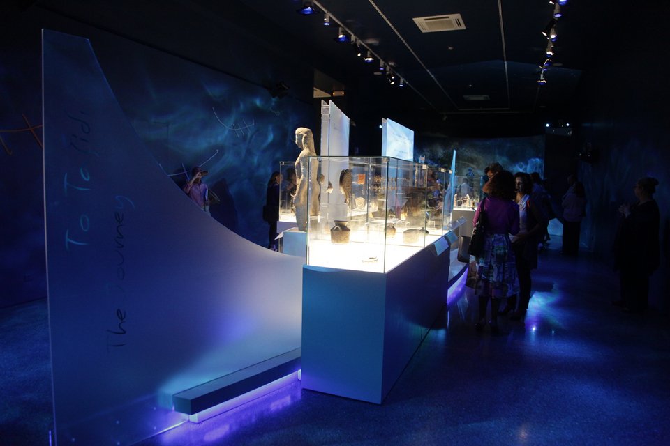 «Οδύσσειες» στο Αρχαιολογικό Μουσείο: Mε μπλε φωτισμό και ήχους θάλασσας κάτω από τ' άστρα [εικόνες]  | iefimerida.gr 1