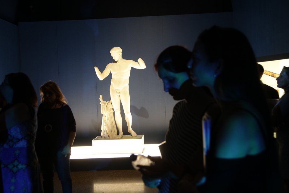 «Οδύσσειες» στο Αρχαιολογικό Μουσείο: Mε μπλε φωτισμό και ήχους θάλασσας κάτω από τ' άστρα [εικόνες]  | iefimerida.gr 3