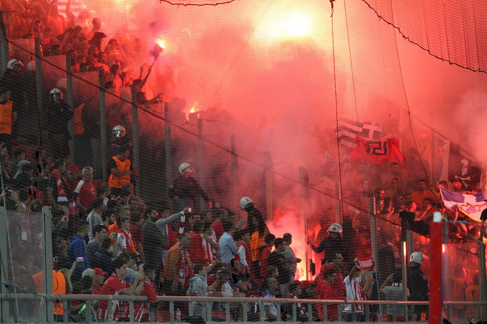 Με σημαία της Χρυσής Αυγής οι οπαδοί του ΑΠΟΕΛ στο Καραϊσκάκη [εικόνα & βίντεο] | iefimerida.gr 0