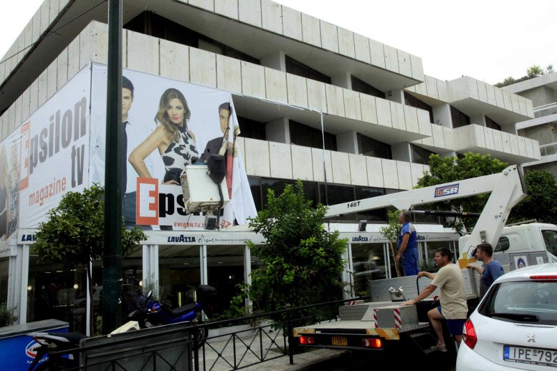 Ο δήμος Αθηναίων ξήλωσε τις γιγαντοαφίσες του «Ε» δίπλα στο Καλλιμάρμαρο [εικόνες] | iefimerida.gr 2