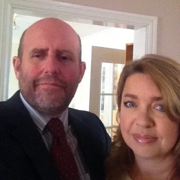 Ιερέας πήρε σπίτι του άστεγο αλκοολικό και αυτός συνήψε ερωτική σχέση με τη γυναίκα του [εικόνες]  | iefimerida.gr 1