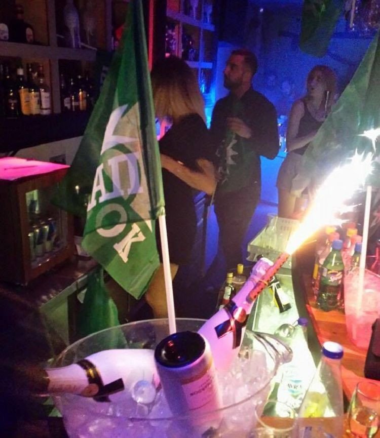 Νυχτερινά κέντρα καθιερώνουν... «βραδιά ΠΑΣΟΚ» -Με βότκες και «καλημέρα Ηλιε» [βίντεο] | iefimerida.gr 0