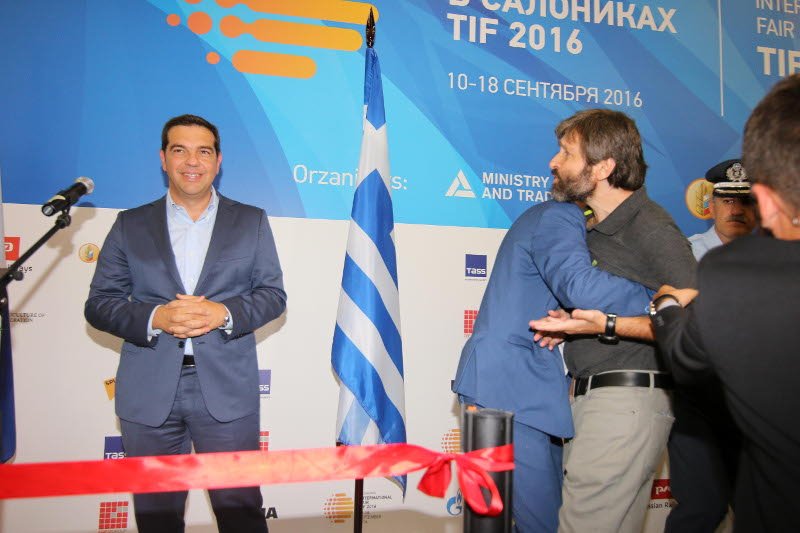 Επεισόδιο στη ΔΕΘ: Πολίτης πλησίασε τον Τσίπρα -Τον πήραν «σηκωτό» [εικόνες & βίντεο] | iefimerida.gr 0