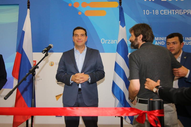 Επεισόδιο στη ΔΕΘ: Πολίτης πλησίασε τον Τσίπρα -Τον πήραν «σηκωτό» [εικόνες & βίντεο] | iefimerida.gr 1