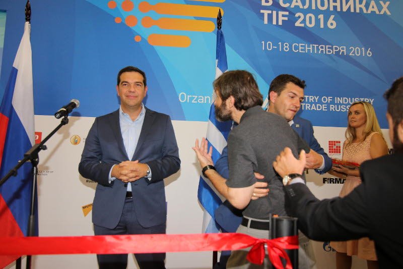 Επεισόδιο στη ΔΕΘ: Πολίτης πλησίασε τον Τσίπρα -Τον πήραν «σηκωτό» [εικόνες & βίντεο] | iefimerida.gr 2