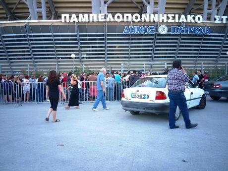 Πάτρα: Ατελείωτες ουρές από τα χαράματα για μια σακούλα δωρεάν τρόφιμα [εικόνες] | iefimerida.gr 1