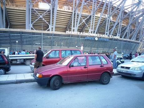 Πάτρα: Ατελείωτες ουρές από τα χαράματα για μια σακούλα δωρεάν τρόφιμα [εικόνες] | iefimerida.gr 2