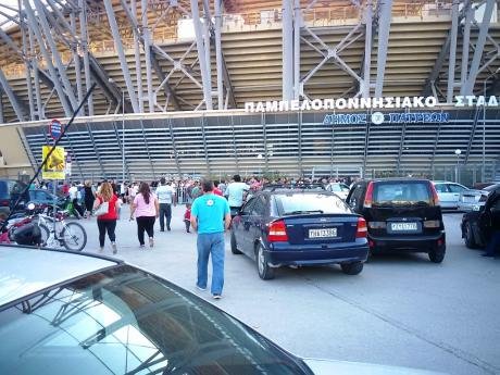 Πάτρα: Ατελείωτες ουρές από τα χαράματα για μια σακούλα δωρεάν τρόφιμα [εικόνες] | iefimerida.gr 3