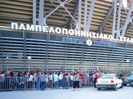 Πάτρα: Ατελείωτες ουρές από τα χαράματα για μια σακούλα δωρεάν τρόφιμα [εικόνες] | iefimerida.gr 4