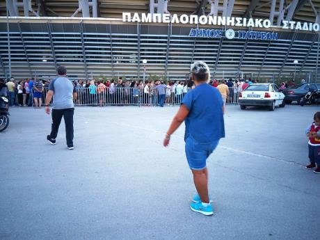 Πάτρα: Ατελείωτες ουρές από τα χαράματα για μια σακούλα δωρεάν τρόφιμα [εικόνες] | iefimerida.gr 5