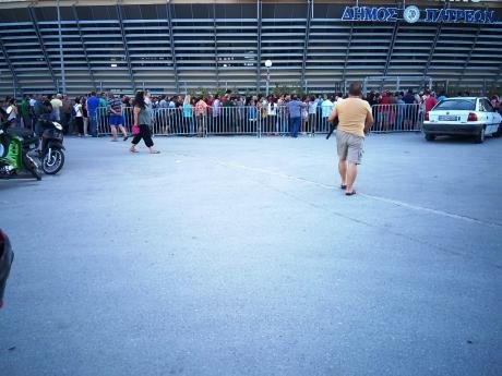 Πάτρα: Ατελείωτες ουρές από τα χαράματα για μια σακούλα δωρεάν τρόφιμα [εικόνες] | iefimerida.gr 6