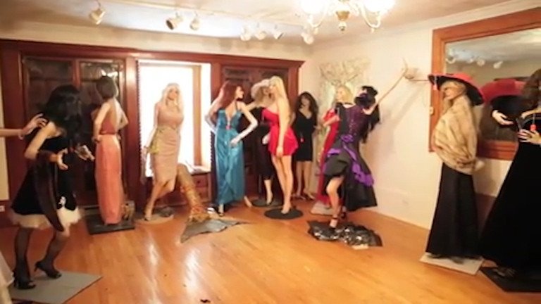 Πέθανε και άφησε πίσω του 60 πλαστικές κούκλες με τεράστιο στήθος [εικόνες] | iefimerida.gr 1