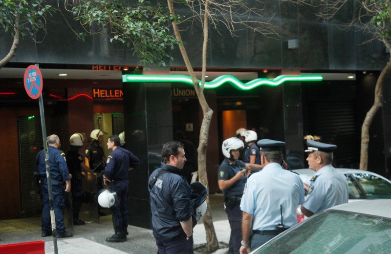 Εισβολή αντιεξουσιαστών στην Ελληνοαμερικανική Ενωση [εικόνες] | iefimerida.gr 1