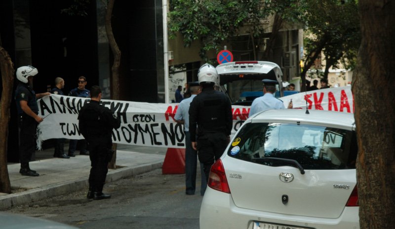 Εισβολή αντιεξουσιαστών στην Ελληνοαμερικανική Ενωση [εικόνες] | iefimerida.gr 3