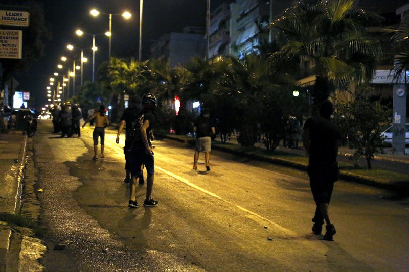 Επεισόδια στην πορεία για τον Φύσσα στο Κερατσίνι: Πετροπόλεμος, μολότοφ, οδοφράγματα με φωτιές σε κάδους | iefimerida.gr 1