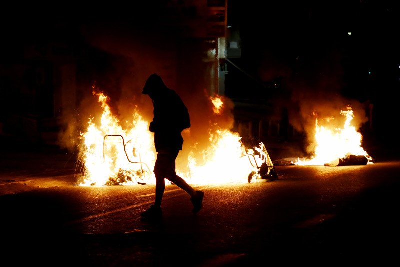 Επεισόδια στην πορεία για τον Φύσσα στο Κερατσίνι: Πετροπόλεμος, μολότοφ, οδοφράγματα με φωτιές σε κάδους | iefimerida.gr 4