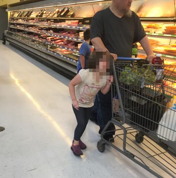 Τιμωρία ή κακοποίηση; -Πατέρας σέρνει από τα μαλλιά την κόρη του σε σουπερμάρκετ [εικόνες] | iefimerida.gr 0