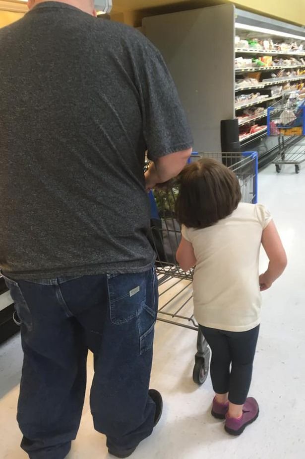 Τιμωρία ή κακοποίηση; -Πατέρας σέρνει από τα μαλλιά την κόρη του σε σουπερμάρκετ [εικόνες] | iefimerida.gr 2