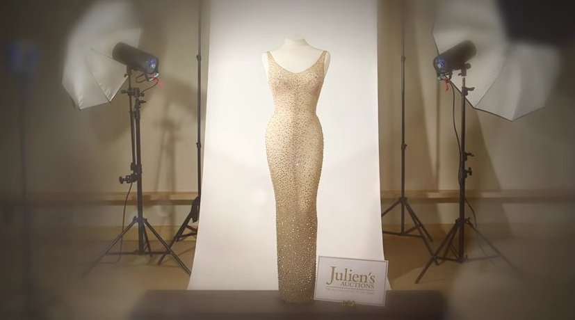 Στο «σφυρί» θρυλικό φόρεμα της Μέριλιν -Το φόρεσε όταν τραγούδησε «Happy Birthday» στον Κένεντι [εικόνες & βίντεο] | iefimerida.gr 2