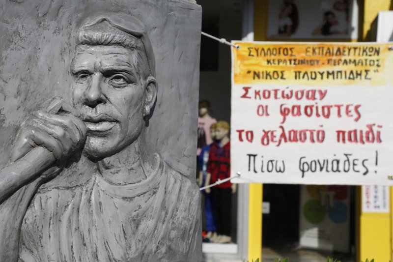 Επεισόδια στην πορεία για τον Φύσσα στο Κερατσίνι: Πετροπόλεμος, μολότοφ, οδοφράγματα με φωτιές σε κάδους | iefimerida.gr 5