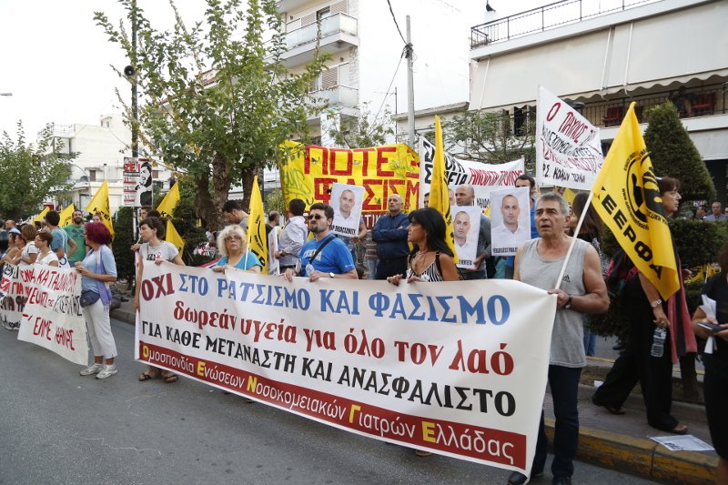 Επεισόδια στην πορεία για τον Φύσσα στο Κερατσίνι: Πετροπόλεμος, μολότοφ, οδοφράγματα με φωτιές σε κάδους | iefimerida.gr 6