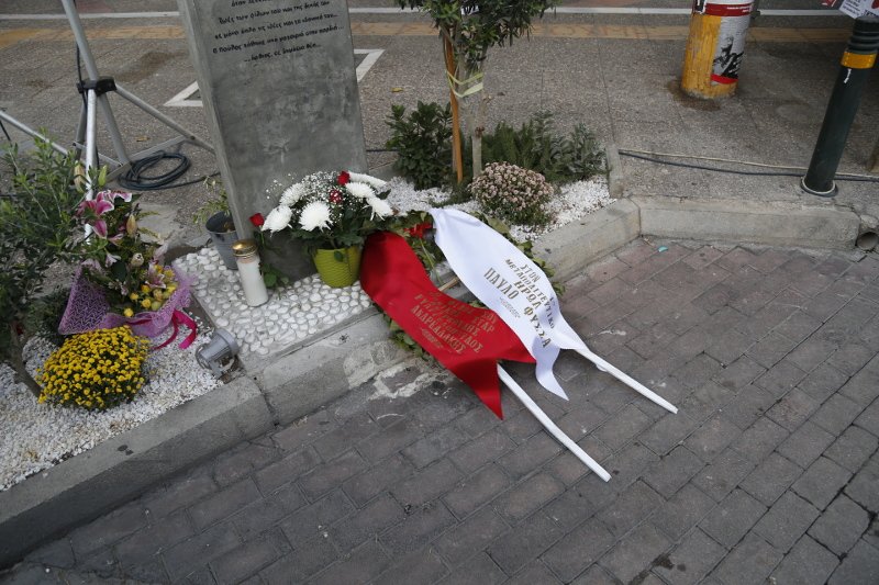 Επεισόδια στην πορεία για τον Φύσσα στο Κερατσίνι: Πετροπόλεμος, μολότοφ, οδοφράγματα με φωτιές σε κάδους | iefimerida.gr 7
