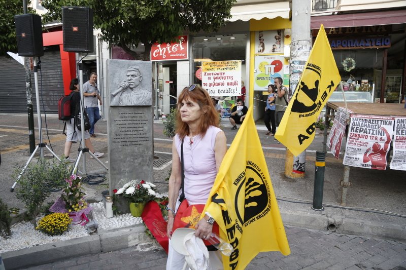 Επεισόδια στην πορεία για τον Φύσσα στο Κερατσίνι: Πετροπόλεμος, μολότοφ, οδοφράγματα με φωτιές σε κάδους | iefimerida.gr 8