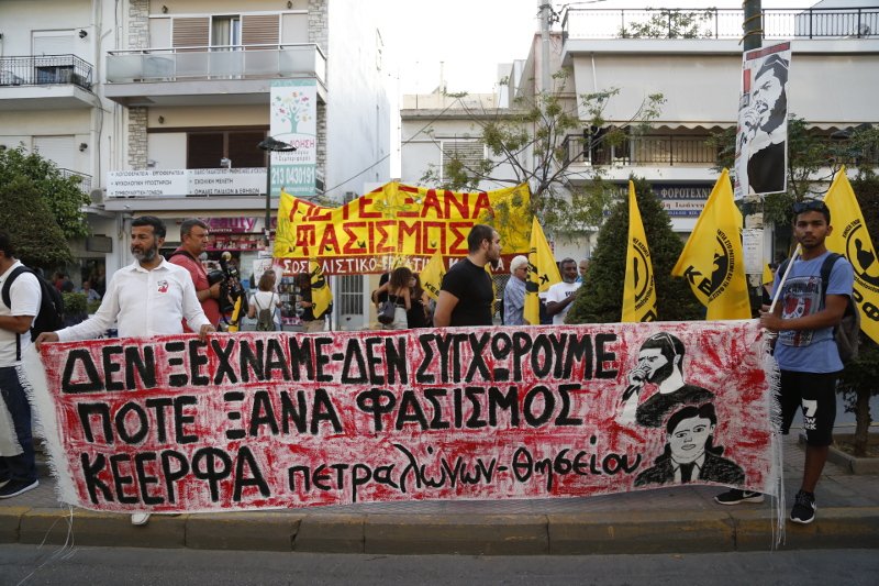 Επεισόδια στην πορεία για τον Φύσσα στο Κερατσίνι: Πετροπόλεμος, μολότοφ, οδοφράγματα με φωτιές σε κάδους | iefimerida.gr 9