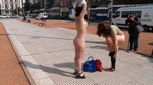 Aργεντινή: Γυναίκες διαμαρτυρήθηκαν γυμνές έξω από το Κοινοβούλιο [εικόνες] | iefimerida.gr 1