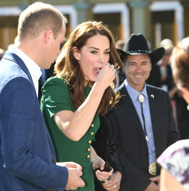 Εδωσαν στην Κέιτ Μίντλετον και τον Γουίλιαμ να δοκιμάσουν θαλασσινό σε σχήμα φαλλού -Τα σχόλιά τους [εικόνες] | iefimerida.gr 0