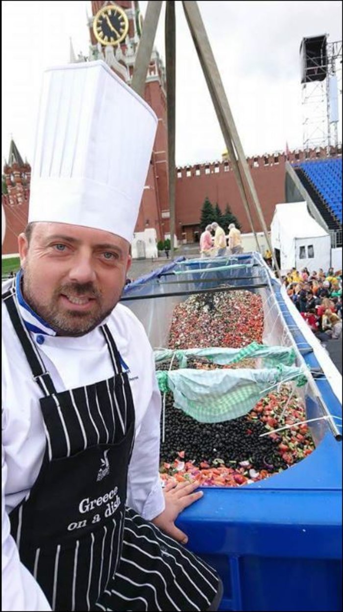 Η μεγαλύτερη χωριάτικη σαλάτα του κόσμου στην... Κόκκινη Πλατεία [εικόνες&βίντεο] | iefimerida.gr 1