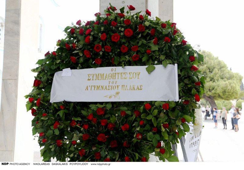 Φίλοι και συγγενείς αποχαιρέτησαν τον Αλέξανδρο Βέλιο στο Α' Νεκροταφείο Αθηνών [εικόνες] | iefimerida.gr 5