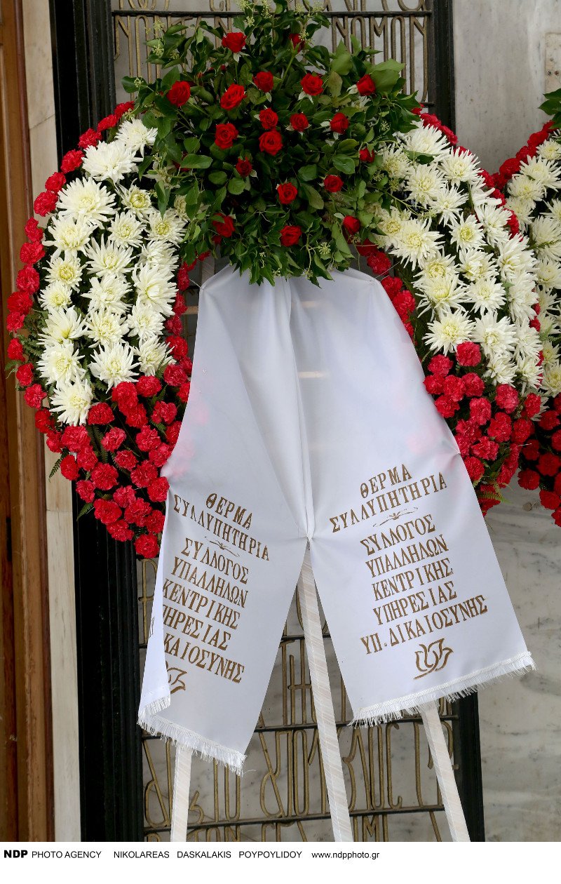 Φίλοι και συγγενείς αποχαιρέτησαν τον Αλέξανδρο Βέλιο στο Α' Νεκροταφείο Αθηνών [εικόνες] | iefimerida.gr 6