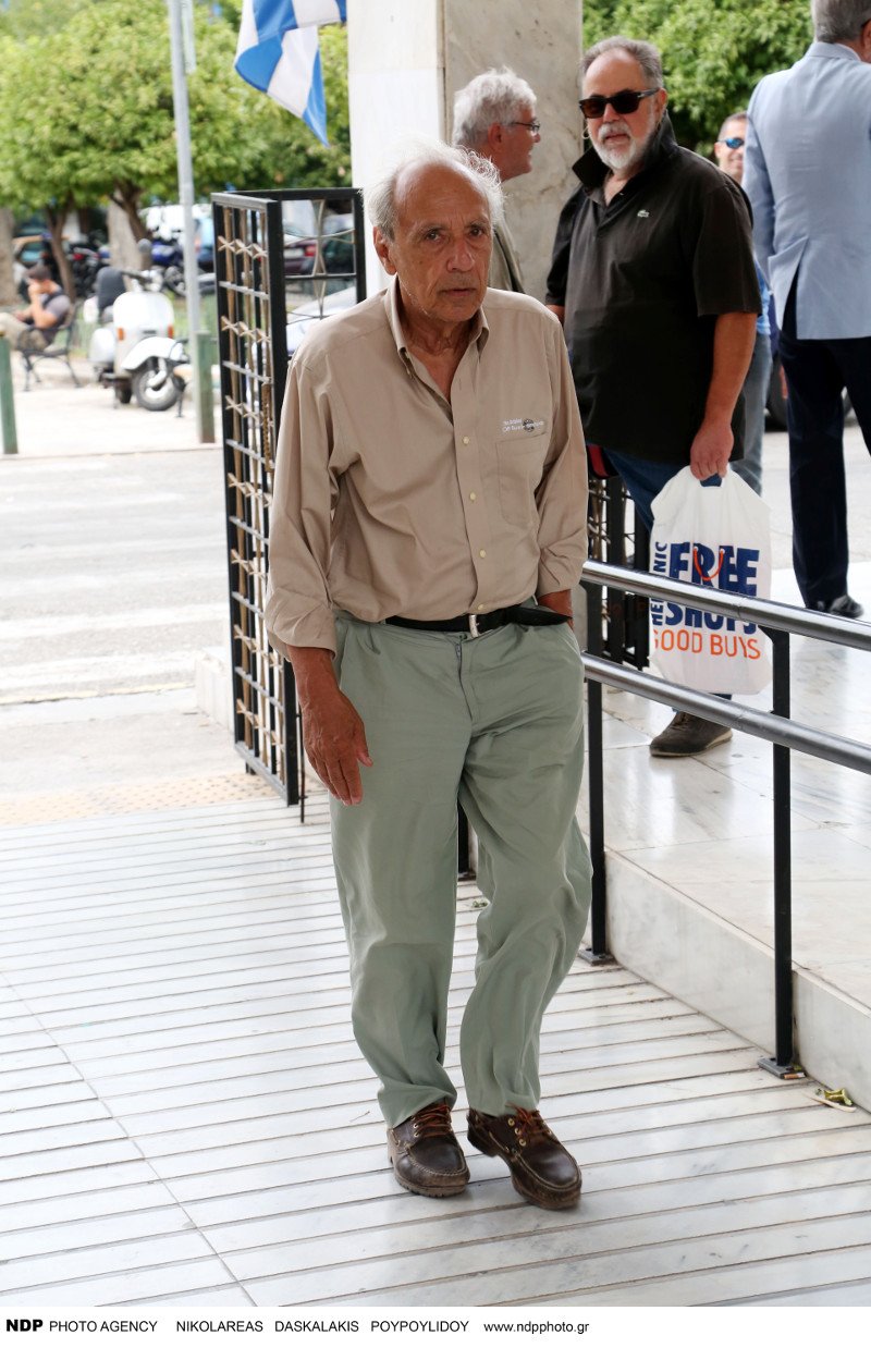 Φίλοι και συγγενείς αποχαιρέτησαν τον Αλέξανδρο Βέλιο στο Α' Νεκροταφείο Αθηνών [εικόνες] | iefimerida.gr 7