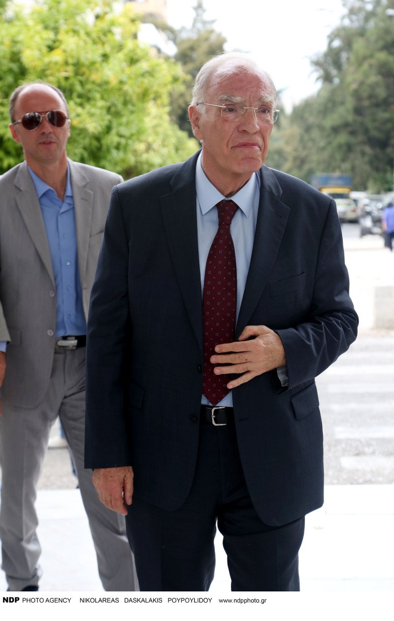 Φίλοι και συγγενείς αποχαιρέτησαν τον Αλέξανδρο Βέλιο στο Α' Νεκροταφείο Αθηνών [εικόνες] | iefimerida.gr 8