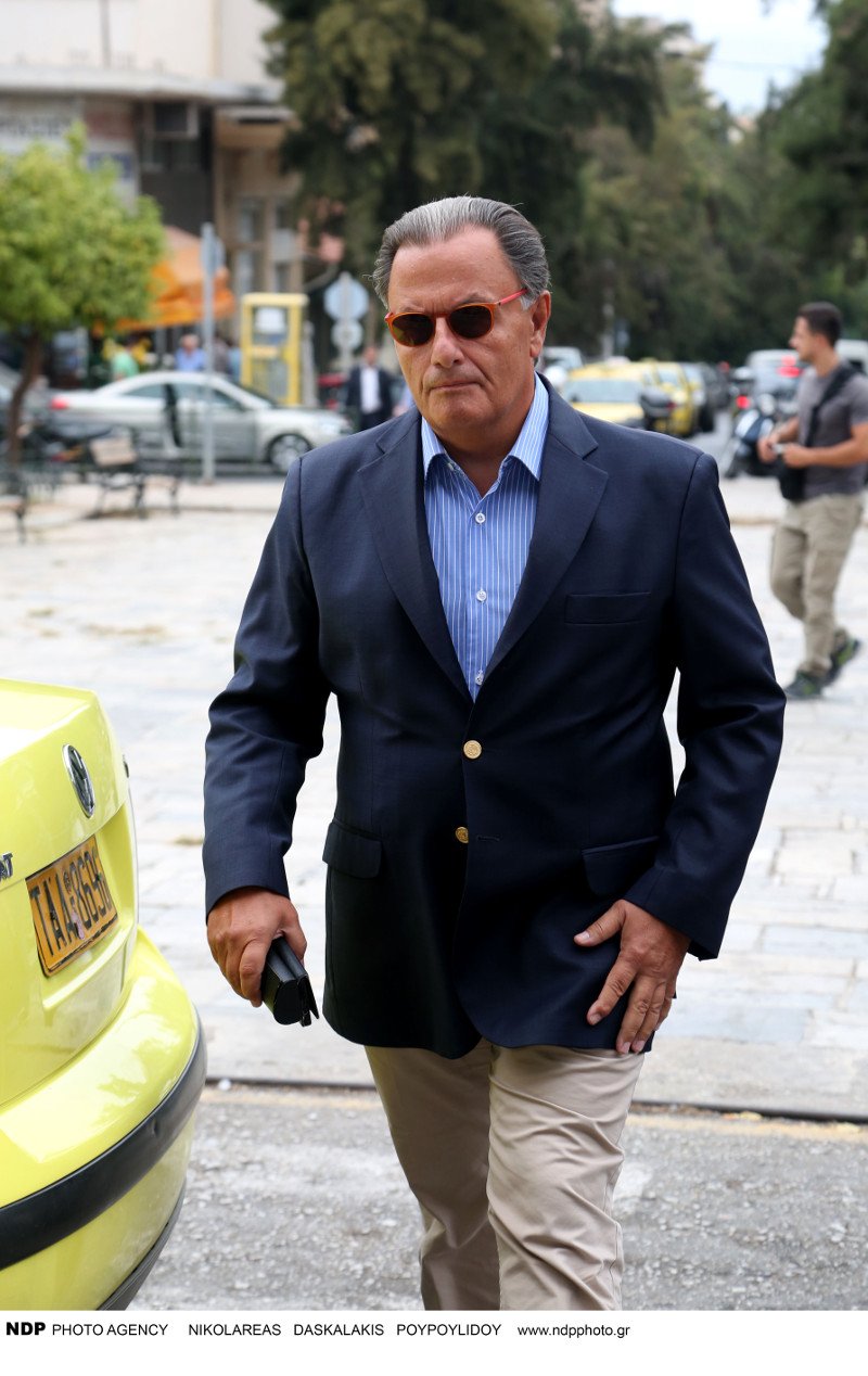 Φίλοι και συγγενείς αποχαιρέτησαν τον Αλέξανδρο Βέλιο στο Α' Νεκροταφείο Αθηνών [εικόνες] | iefimerida.gr 9