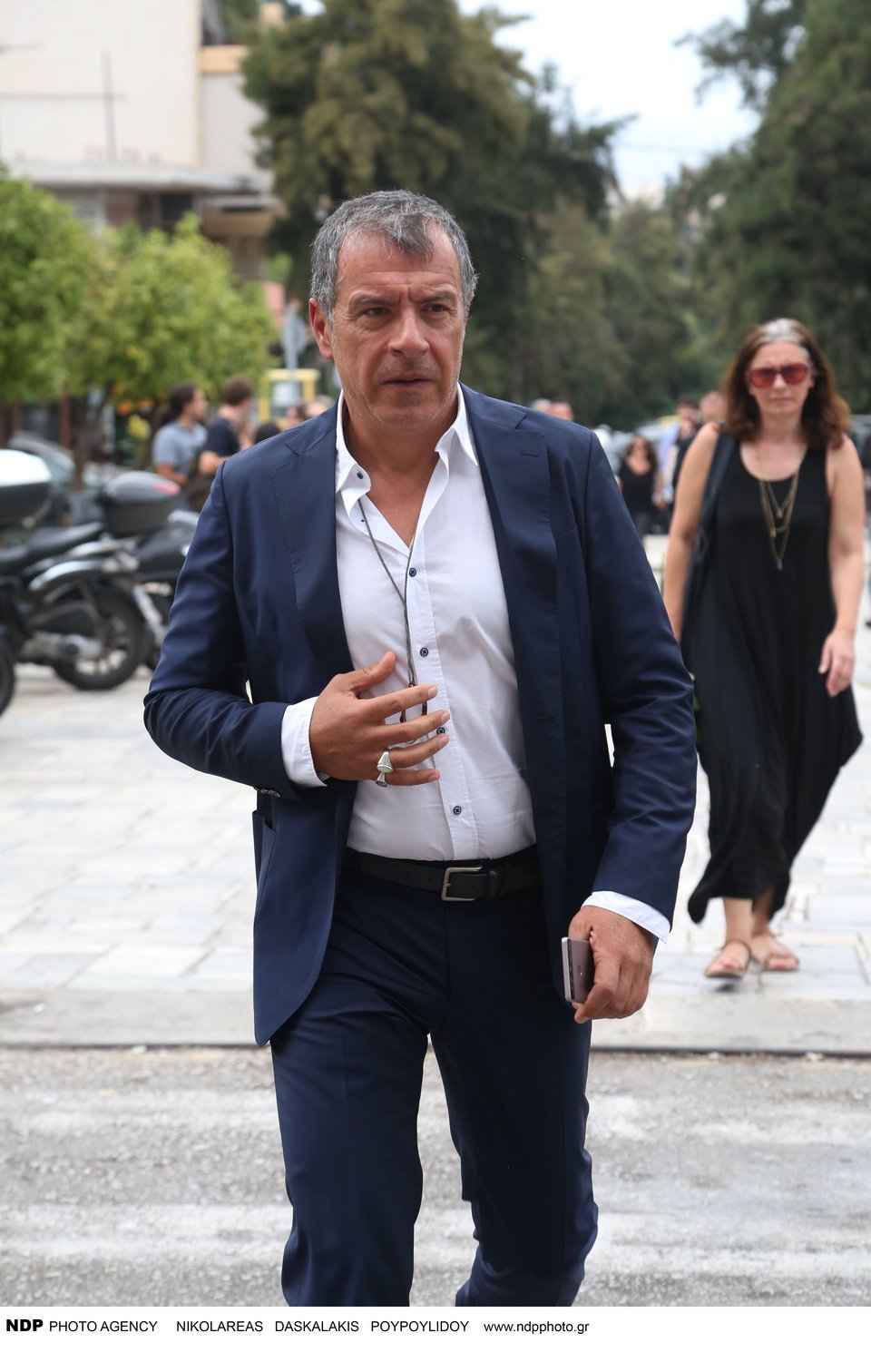 Φίλοι και συγγενείς αποχαιρέτησαν τον Αλέξανδρο Βέλιο στο Α' Νεκροταφείο Αθηνών [εικόνες] | iefimerida.gr 10