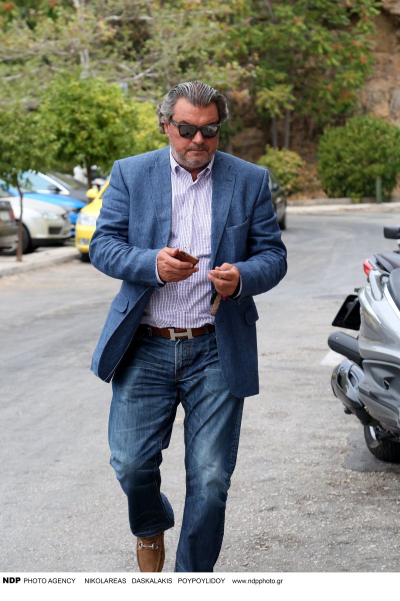 Φίλοι και συγγενείς αποχαιρέτησαν τον Αλέξανδρο Βέλιο στο Α' Νεκροταφείο Αθηνών [εικόνες] | iefimerida.gr 11