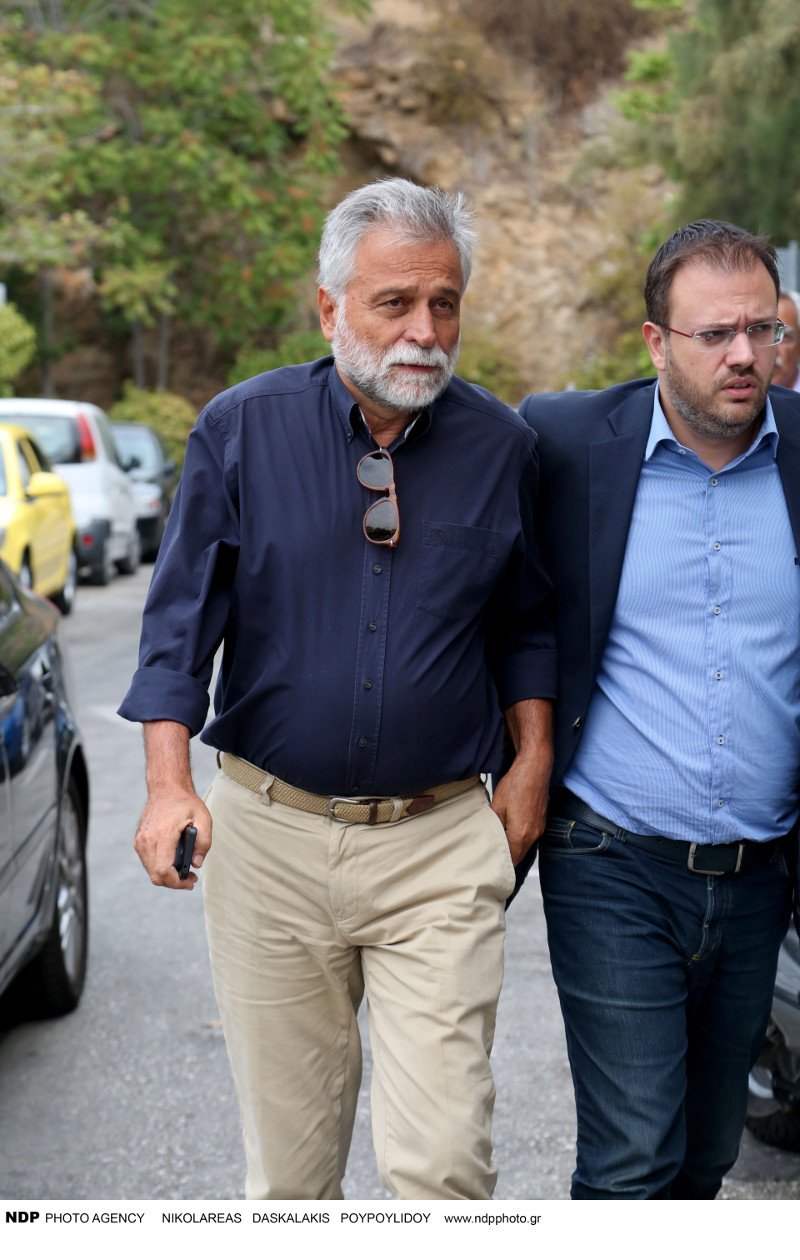 Φίλοι και συγγενείς αποχαιρέτησαν τον Αλέξανδρο Βέλιο στο Α' Νεκροταφείο Αθηνών [εικόνες] | iefimerida.gr 14