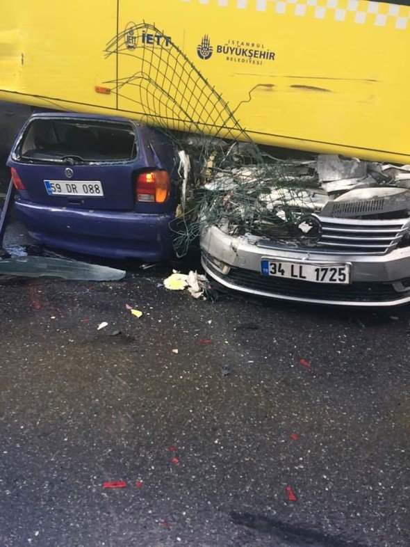 Αδιανόητο τροχαίο στην Κωνσταντινούπολη: Λεωφορείο «καβάλησε» αυτοκίνητα -10 τραυματίες [εικόνα & βίντεο] | iefimerida.gr 1