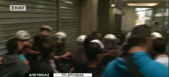 Ξύλο μεταξύ ΜΑΤ και ξενοδοχοϋπαλλήλων έξω από το υπουργείο Εργασίας [βίντεο] | iefimerida.gr 0