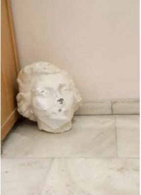 Αποκεφάλισαν την προτομή της ηρωίδας Λέλας Καραγιάννη στην πλατεία Τοσίτσα [εικόνες]  | iefimerida.gr 1