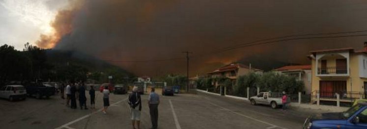 Ανεξέλεγκτη η φωτιά στη Θάσο -Πολλά μέτωπα, κάηκαν σπίτια, απειλείται χωριό | iefimerida.gr 3