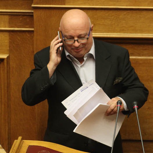 Ευτράπελα στη Βουλή: Μιλώντας στο κινητό ανέβηκε στο βήμα ο βουλευτής με την Πόρσε [εικόνες&βίντεο]   | iefimerida.gr 1