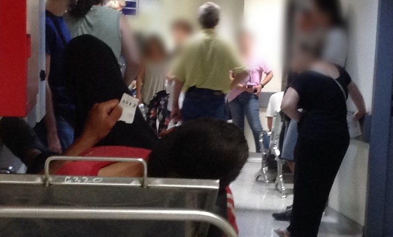 Το iefimerida έζησε μια εφημερία στο Λαϊκό -Απόγνωση, ουρές και οργή [εικόνες] | iefimerida.gr 4