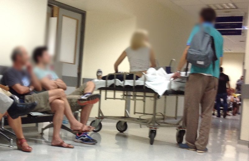 Το iefimerida έζησε μια εφημερία στο Λαϊκό -Απόγνωση, ουρές και οργή [εικόνες] | iefimerida.gr 5