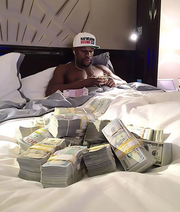 Πυγμάχος ποζάρει με τα εκατομμύριά του και δέχεται βροχή επιθέσεων [εικόνες] | iefimerida.gr 1