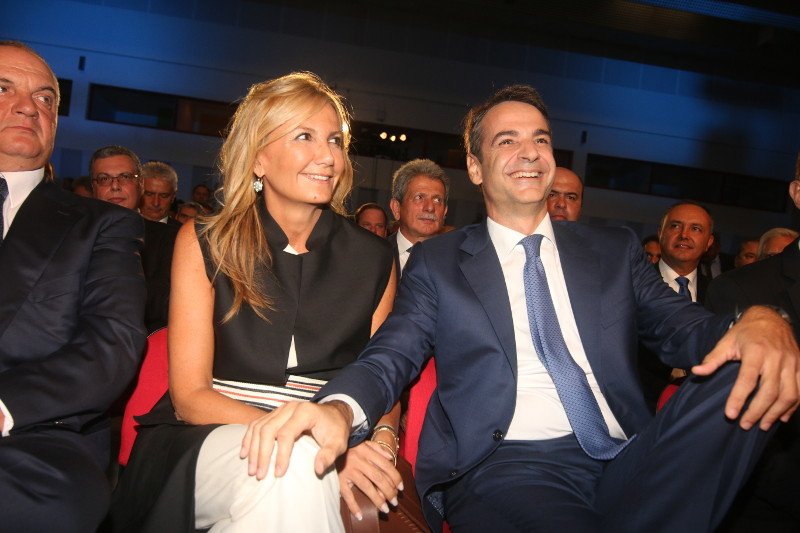 Οσα δεν έδειξαν οι κάμερες στην ομιλία Μητσοτάκη στη ΔΕΘ: Τα πηγαδάκια, οι χειραψίες, η Μαρέβα [εικόνες] | iefimerida.gr 0